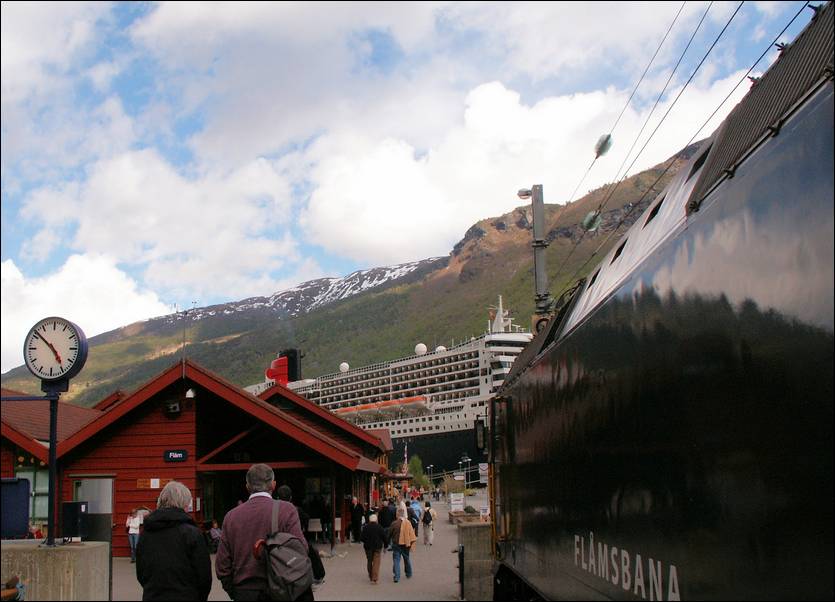 Fl�m  Railway Station with QM2.